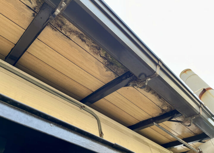 軒から雨漏り様子