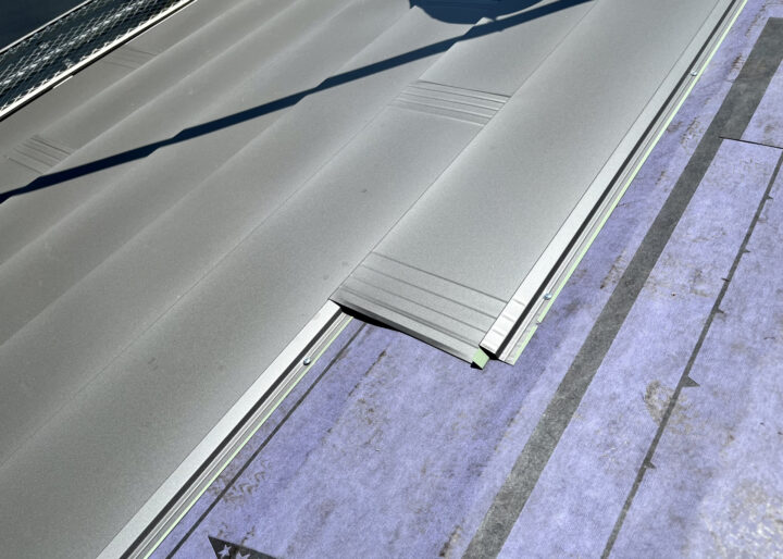 屋根カバー工事途中